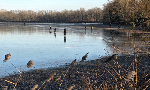 Bereits an Weihnachten wurde auf dem Kreuzteich in Riddagshausen Schlittschuh gelaufen.