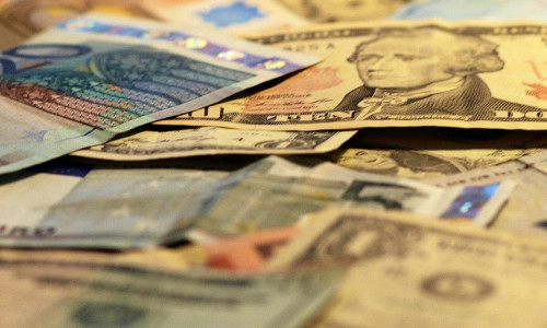 Euro- und Dollarscheine (Archiv)
