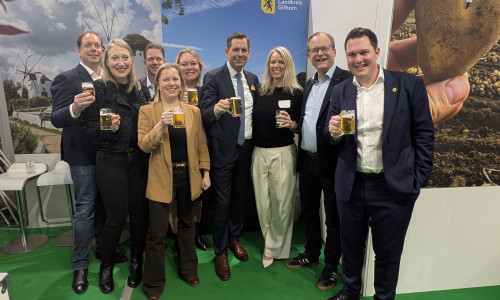 Landrat Philipp Raulfs (rechts) freute sich über den Besuch von Ministerpräsident Olaf Lies (4. v. re.). 