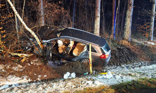 Mit Stützen wird der verunfallte PKW abgestützt