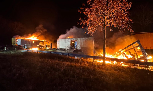 Am frühen Neujahrsmorgen um 3:30 Uhr wurde die Feuerwehr Mariental zu einem Brand von Anhängern auf den Parkplatz an der B244 alarmiert