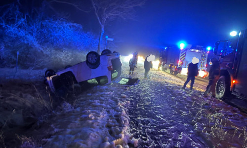 Das Auto blieb auf dem Dach liegen.