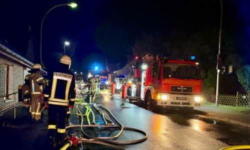 In einem Einfamilienhaus in Wendhausen brach ein Feuer im Dachgeschoss aus.