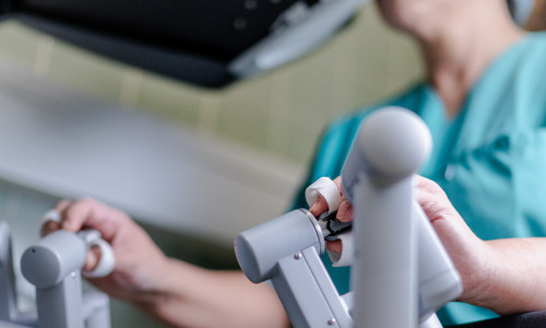 Beim Info-Tag wird der neue OP-Roboter des Klinikums vorgestellt, dessen Arme von speziell ausgebildeten Chirurgen von einer Konsole aus mit Fingern sowie über Pedale gesteuert werden.