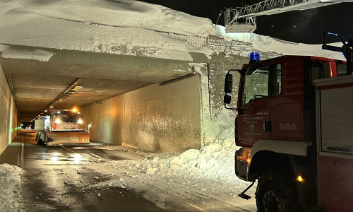 Der Schnee drohte auf die Straße zu fallen und wurde von der Feuerwehr abgeräumt.