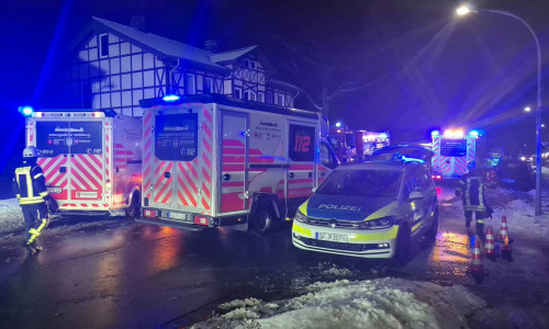 Großes Aufgebot in Rühen: Ein Crash zwischen einem Rettungswagen und einem Privatfahrzeug zog weitere Einsätze nach sich.