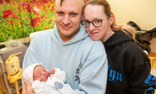 Die glücklichen Eltern mit ihrem Neujahrsbaby.