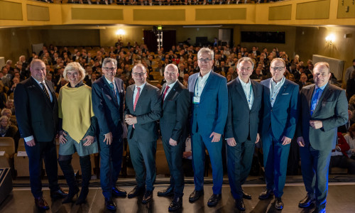 Vertreter aus Politik und Wirtschaft beim Neujahrsempfang der IHK Braunschweig (von links): Wittich Schobert (Bürgermeister Stadt Helmstedt), Bärbel Heidebroek (Vizepräsidentin IHK Braunschweig), Tobias Hoffmann (Präsident IHK Braunschweig), Grant Hendrik Tonne (Minister für Wirtschaft, Verkehr und Bauen), IHK-Hauptgeschäftsführer Dr. Florian Löbermann, Jens-Uwe Freitag (Vorstandsvorsitzender BS Energy), Dr. Ingo Lippmann (Vorstandsvorsitzender BLSK), Marc Knackstedt (Vorsitzender des Vorstands der Öffentlichen Versicherung Braunschweig), Gerhard Radeck (Landrat des Landkreises Helmstedt). 