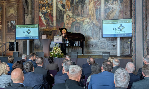 Oberbürgermeisterin Urte Schwerdtner begrüßt die Gäste in der vollbesetzten Aula regis der Kaiserpfalz zur Eröffnung des 64. Deutschen Verkehrsgerichtstages.