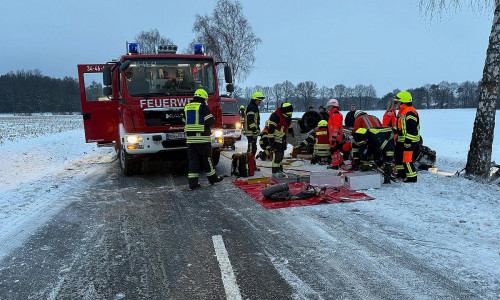 Die Feuerwehr an der Unfallstelle (Archiv)