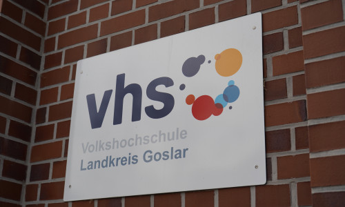 Die Kreisvolkshochschule nimmt die Anträge entgegen und berät die Antragsteller.