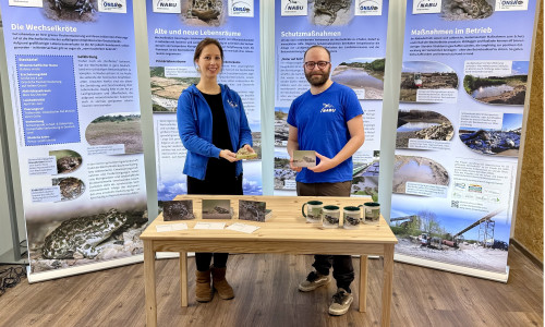 Das Projektteam mit Marieke Neßmann und Valentin Dienst vor der projekteigenen Ausstellung.