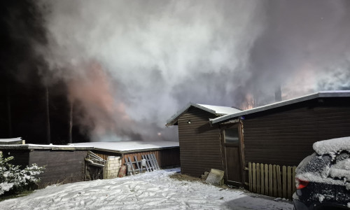 Das Haus stand bei Eintreffen der Feuerwehren bereits in Vollbrand.