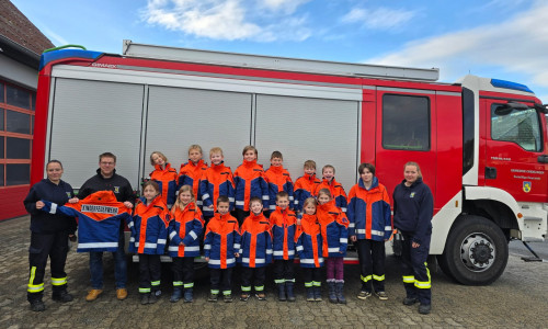 Die Gruppe der Kinderfeuerwehr Cremlingen mit Jens Hauffe (2. v. li.).