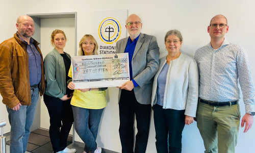 Die Diakoniestation Gifhorn freut sich über den Spendenscheck.