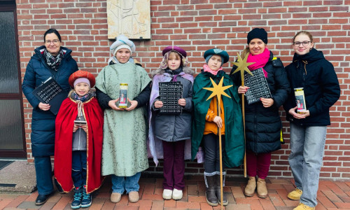 Die Sternsingerinnen auf ihrem Weg in Grasleben und Mariental mit ihren Begleiterinnen Veronika Bode (links), Antonia Koch und Manina Fromm (von rechts).