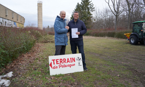 Matthias Busmann (Vorsitzender der Boule-Freunde Goslar) und Landrat Alexander Saipa stehen auf der Fläche die für die Herrichtung neuer Boule-Anlagen genutzt werden soll.