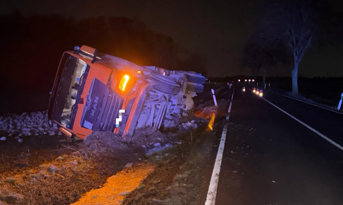 Der LKW war auf einen Acker gekippt.