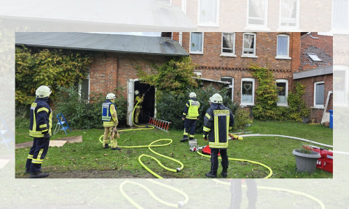 Ein Trupp ging unter Atemschutz in den Schuppen.