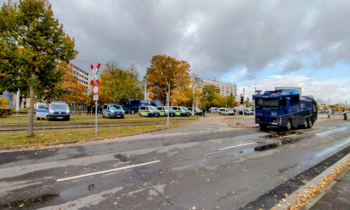 Die Polizei ist heute mit einem Großaufgebot rund um das Stadion an der Hamburger Straße vertreten.