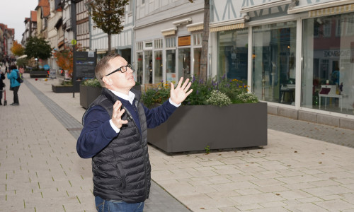 Citymanager Andre Volke erläutert beim Stadtrundgang die Herausforderungen, die sich bei der Vermittlung von Geschäftsimmobilien ergeben.