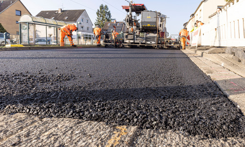 Im Asphaltmischgut werden 60 Prozent wiederverwendeter Asphalt eingesetzt und mit einem destillierten Tallöl aus Kiefernholz kombiniert. 