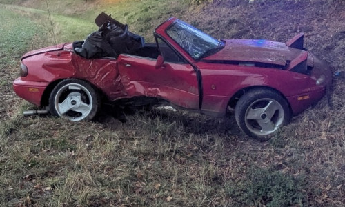 Der Mazda erlitt einen Totalschaden.