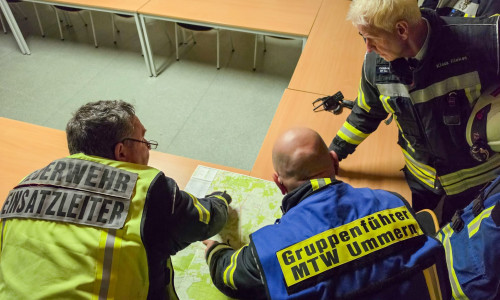 Lagebesprechung der Einsatzkräfte.