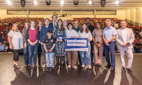 Gemeinsames Gruppenfoto der Gewinnerinnen und Gewinner mit dem Oberbürgermeister Frank Klingebiel (2. von rechts) und dem Organisator Dincer Dinc (rechts).