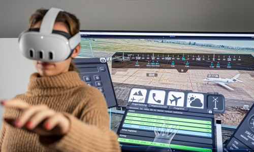 Forscherin mit VR-Headset in einem Virtual Tower.