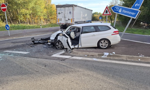 Die Feuerwehr rettete die Fahrerin aus dem Fahrzeug.