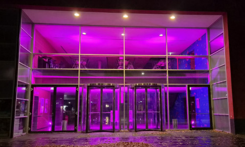 Auch die Stadthalle erstrahlte in Pink.