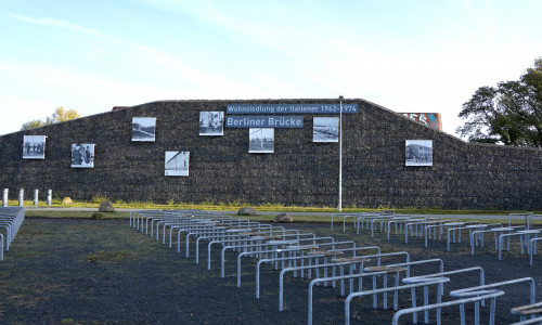 An der Gabionenwand wurden neue Informationstafeln angebracht.