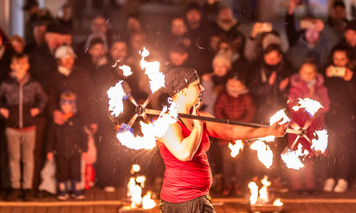 Spektakulärer Abschluss: Höhepunkt des abendlichen Programms beim Feierabendmarkt ist eine Feuershow.