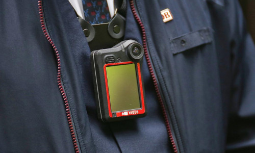 Schaffner mit Bodycam (Archiv)