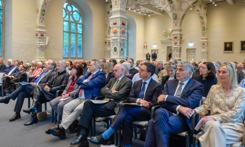 Die Aula der ehemaligen Universität war fast voll besetzt.