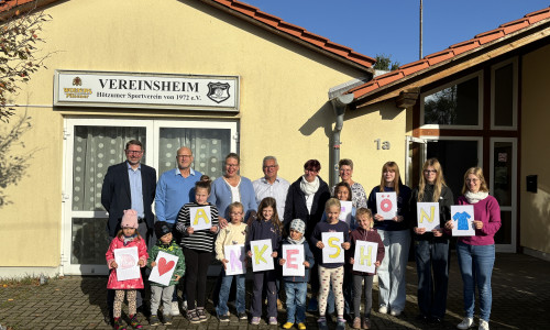 Die Zumba-Kids des Hötzumer SV freuen sich über einheitliche T-Shirts für ihre Auftritte. 