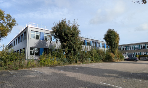 Der Erweiterungsbau ist direkt mit dem bisherigen Gebäude (rechts im Bild) verbunden. 