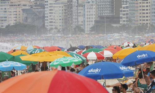 Strand der Copacabana in Rio de Janeiro, Brasilien (Archiv)