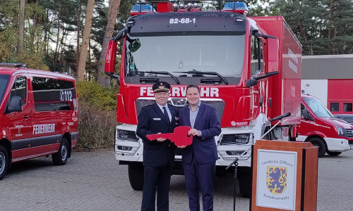 Landrat Philipp Raulfs (r.) übergibt den symbolischen Schlüssel an Kreisbrandmeister Jens Dieckmann. Die Kreisfeuerwehr im Landkreis Gifhorn erhält Ausstattung im Wert von rund 730.000 Euro.
