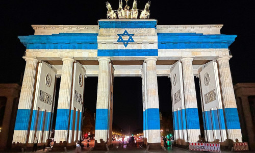 Brandenburger Tor in den Farben von Israel am 07.10.2026