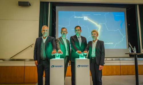 Matthias Boxberger (Vorsitzender des Vorstands und Finanzvorstand der Avacon AG), Tim Meyerjürgens (CEO TenneT Germany), Ministerpräsident Olaf Lies und Dr. Heike Denecke-Arnold (Vorsitzende der Geschäftsführung der Salzgitter Flachstahl GmbH) (v. li.).