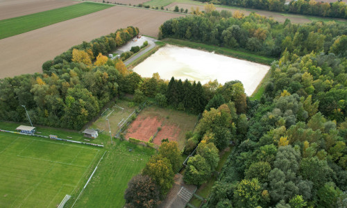Hier soll das Kunstrasenkleinfeld entstehen: Auf den alten Tennis-Plätzen des FC Arminia Adersheim. Dahinter ist die Kalk-Deponie der Salzgitter Flachstahl GmbH zu sehen.