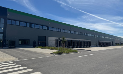 Das Logistikzentrum mit rund 60.000 Quadratmetern Fläche wird künftig eine zentrale Rolle bei der Versorgung der mehr als 2.000 Filialen sowie im E-Commerce-Geschäft von Takko Fashion übernehmen.