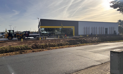 Am Thieder Weg wird auf Hochtouren an der Fertigstellung des neuen Netto-Marktes gearbeitet. 