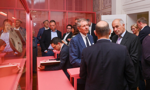 Falko Mohrs, Niedersächsischer Minister für Wissenschaft und Kultur, zusammen mit Stiftern, Verantwortlichen der Berliner Agentur Gewerkdesign und Vertretern der Stadt Wolfenbüttel.