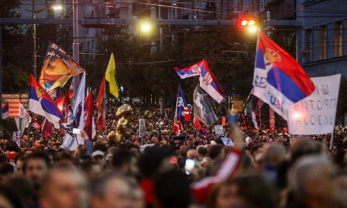 Massenproteste vor den Parlamentswahlen in Serbien im Oktober 2026