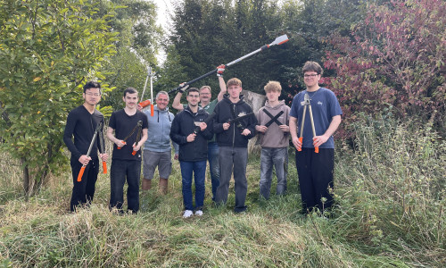 Die jungen Erwachsenen erkundeten ökologische Zusammenhänge, messen selbst, diskutieren und arbeiten praktisch im Wald.