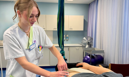 reut sich auf die neuen Studenten: Die Hebammenstudentin Lupita Luther während ihres Praxiseinsatzes im Klinikum Wolfsburg bei einer CTG-Untersuchung.