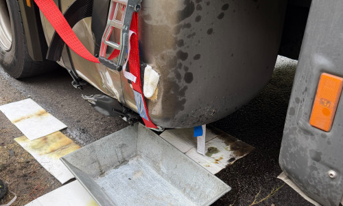 Bei dem Lkw traten größere Mengen Diesel aus.